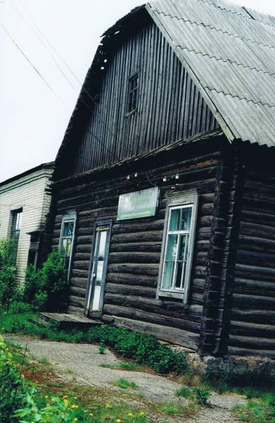  - Krajobrazy . Byly dom E.Kamienskiego przeniesiony z Choniakowa do Plisy-stan 2010 (>70 lat)<br>Szyt z szyldem nowego pana- widok od ulicy w Plisie 